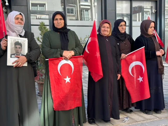 Van'da Aileler Sessiz Yürüyüşle Çocuklarına Sesleniyor