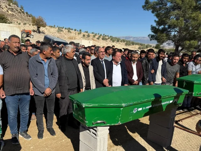 Mersin'deki feci kazada hayatını kaybedenler toprağa verildi