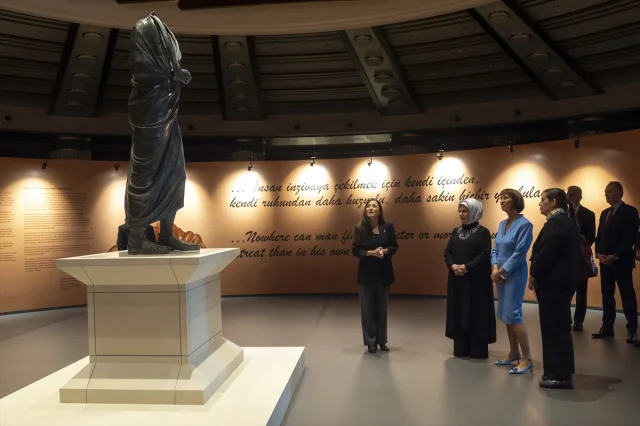 Emine Erdoğan'ın Almanya Başbakanı'nın Eşiyle Anlamlı Ziyareti