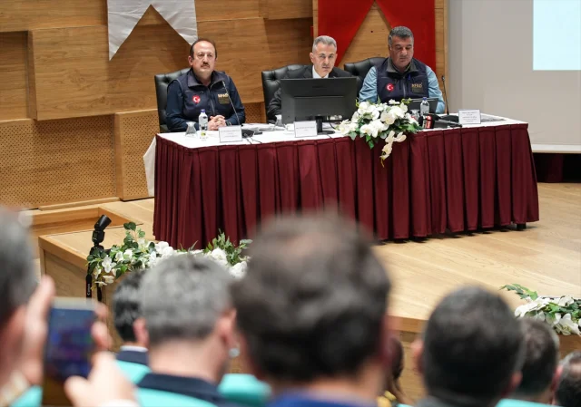 İzmir'de Anma Töreni ve Deprem Sonrası Çarpıcı Gelişmeler