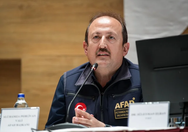 İzmir'de Anma Töreni ve Deprem Sonrası Çarpıcı Gelişmeler