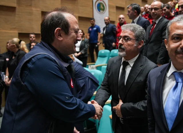 İzmir'de Anma Töreni ve Deprem Sonrası Çarpıcı Gelişmeler