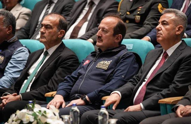 İzmir'de Anma Töreni ve Deprem Sonrası Çarpıcı Gelişmeler
