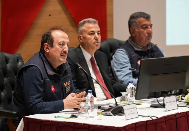 İzmir'de Anma Töreni ve Deprem Sonrası Çarpıcı Gelişmeler