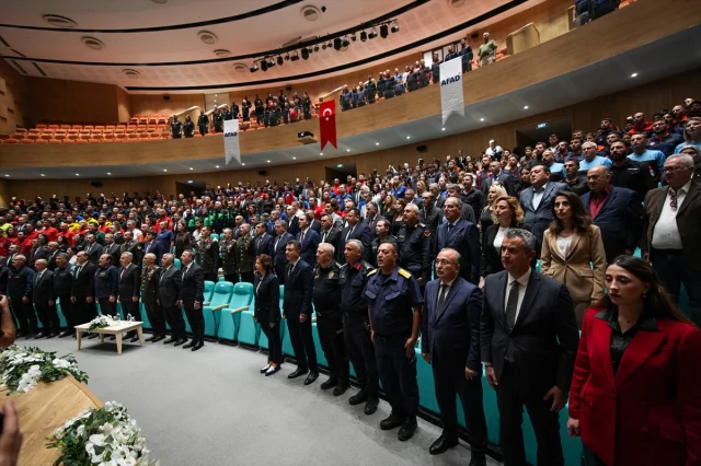 İzmir'de Anma Töreni ve Deprem Sonrası Çarpıcı Gelişmeler