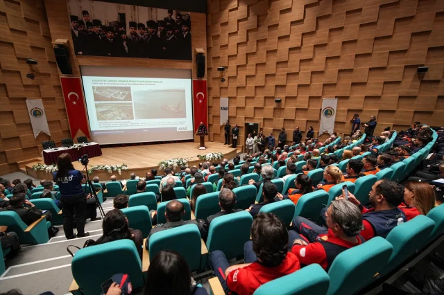 İzmir'de Anma Töreni ve Deprem Sonrası Çarpıcı Gelişmeler