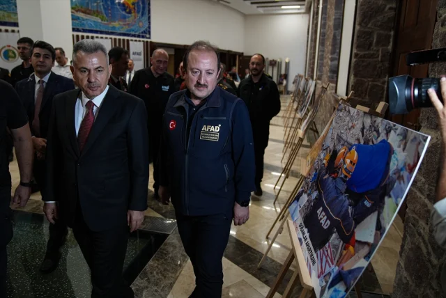 İzmir'de Anma Töreni ve Deprem Sonrası Çarpıcı Gelişmeler