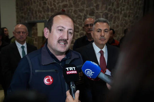 İzmir'de Anma Töreni ve Deprem Sonrası Çarpıcı Gelişmeler