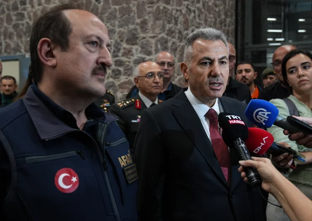 İzmir'de Anma Töreni ve Deprem Sonrası Çarpıcı Gelişmeler