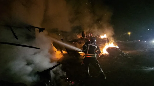 Çorum'daki korkutan yangında bir aile dumanla savaştı