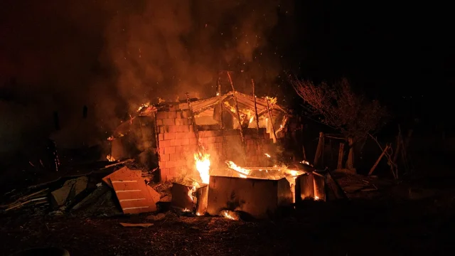 Çorum'daki korkutan yangında bir aile dumanla savaştı
