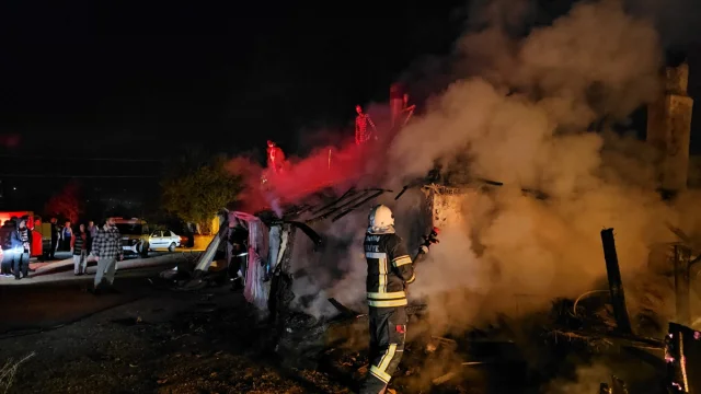 Çorum'daki korkutan yangında bir aile dumanla savaştı