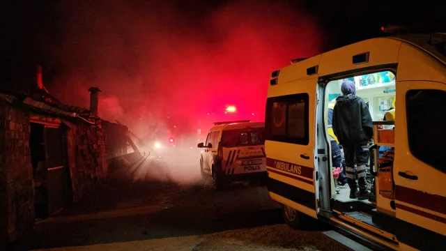 Çorum'daki korkutan yangında bir aile dumanla savaştı