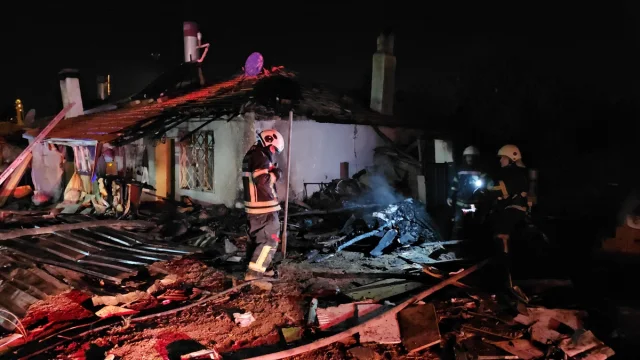Çorum'daki korkutan yangında bir aile dumanla savaştı
