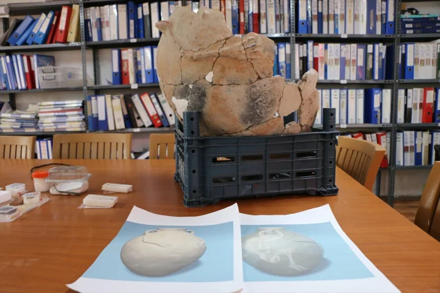 Küllüoba Kazıları Tarihe Işık Tutuyor: Parmaksız El Kabartması ve Yas Ritüelleri