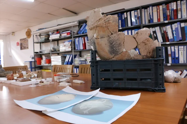 Küllüoba Kazıları Tarihe Işık Tutuyor: Parmaksız El Kabartması ve Yas Ritüelleri