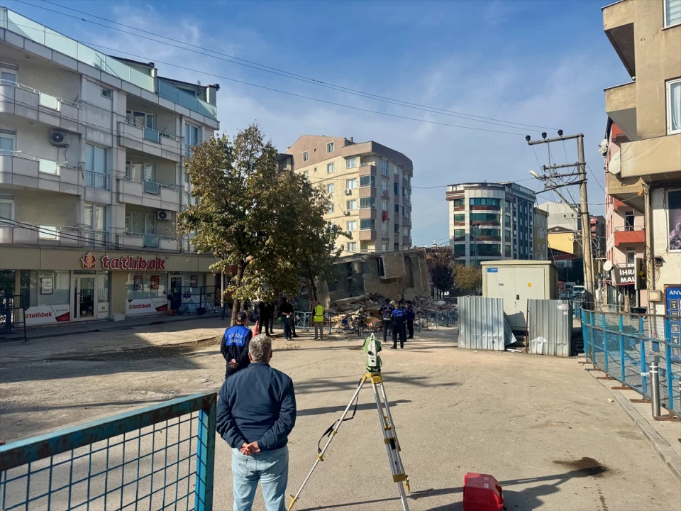 Kocaeli'de Çöken Binanın Gizemi Araştırılıyor: Bilirkişi Heyeti Çalışmalarını Sürdürüyor