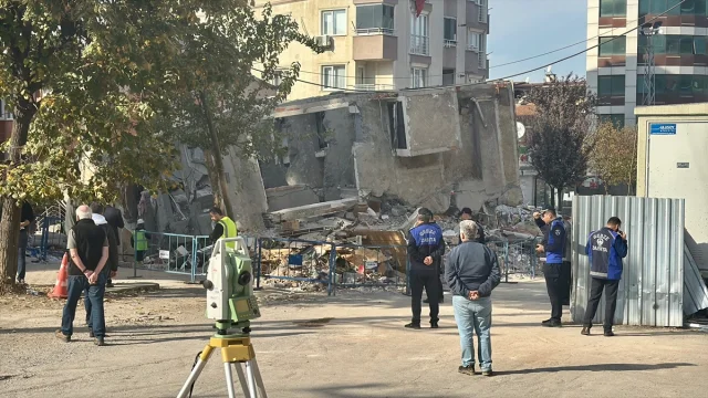 Kocaeli'de Çöken Binanın Gizemi Araştırılıyor: Bilirkişi Heyeti Çalışmalarını Sürdürüyor