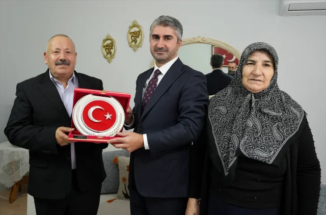 Tarıkdaroğlu'ndan İzmir'de Duygusal Ziyaret: Şehit Ailesine Anlamlı Hediye
