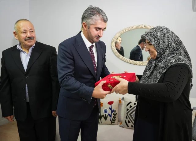 Tarıkdaroğlu'ndan İzmir'de Duygusal Ziyaret: Şehit Ailesine Anlamlı Hediye