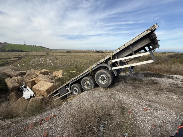 Çanakkale'de trajik kaza: Tır şarampole devrildi, sürücü kur...