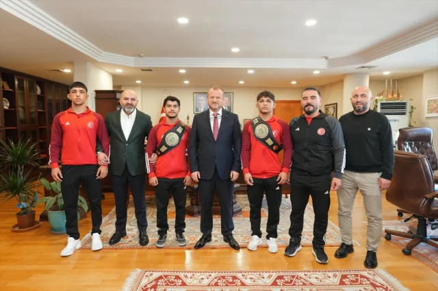Dünya şampiyonu güreşçilerden RTÜK'e önemli ziyaret