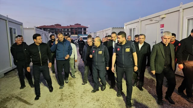 Sındırgı'da Deprem Sonrası Yaşam: Kesintisiz Konteyner Kent Kurulumu