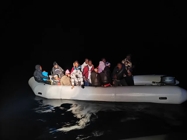 İzmir Kıyılarında Düzensiz Göç Drama: 66 Göçmen Kıyı Güvenli...