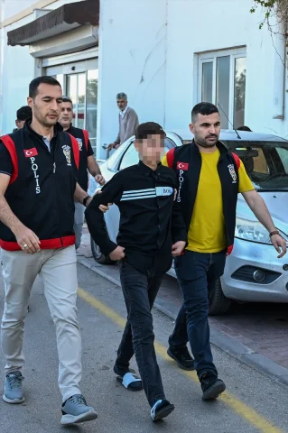 Adana'da Parkta Bıçaklı Saldırı: 3 Öğrenci Yaralandı, 1 Zanlı Tutuklandı