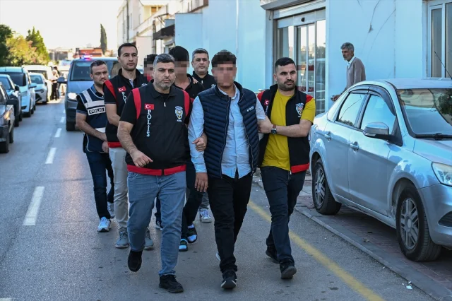 Adana'da Parkta Bıçaklı Saldırı: 3 Öğrenci Yaralandı, 1 Zanlı Tutuklandı