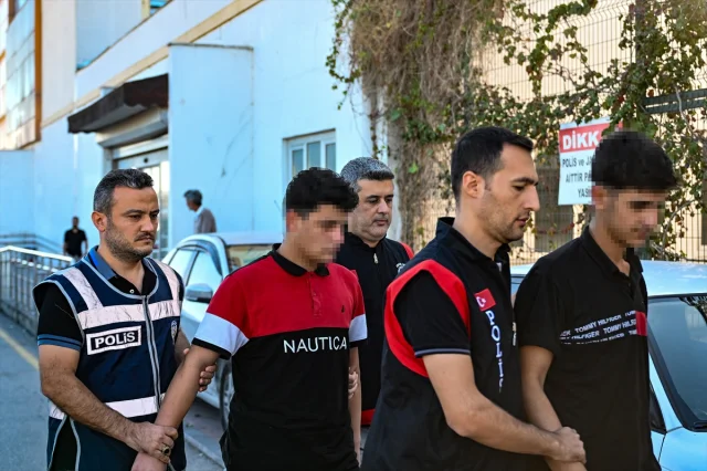 Adana'da Parkta Bıçaklı Saldırı: 3 Öğrenci Yaralandı, 1 Zanlı Tutuklandı