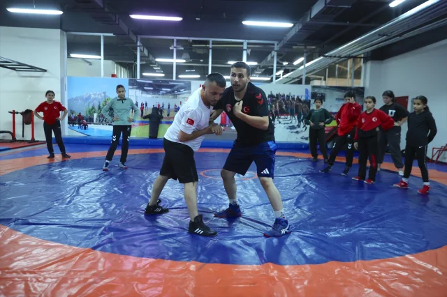 Hakkarili Güreşçilerin Başarıları Kenti Gururlandırıyor