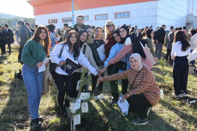 Ardahan Üniversitesi'nde Fidan Dikim Etkinliği Oksijen İçin Umut Oldu