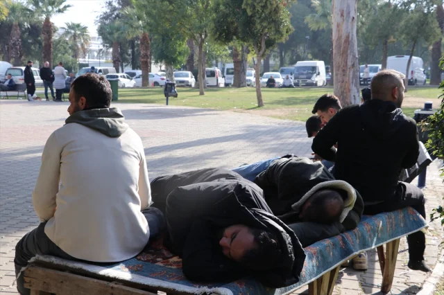Bostanlı'daki Tekstil Fuarı Gerilimi: Pazarcılar Gece Nöbetinde
