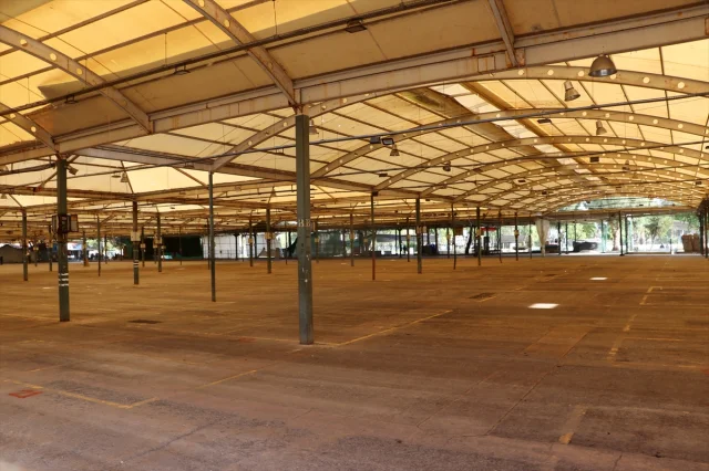 Bostanlı'daki Tekstil Fuarı Gerilimi: Pazarcılar Gece Nöbetinde