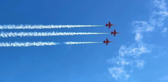 Türk Yıldızları'nın Nefes Kesen Gösterisi Büyüledi