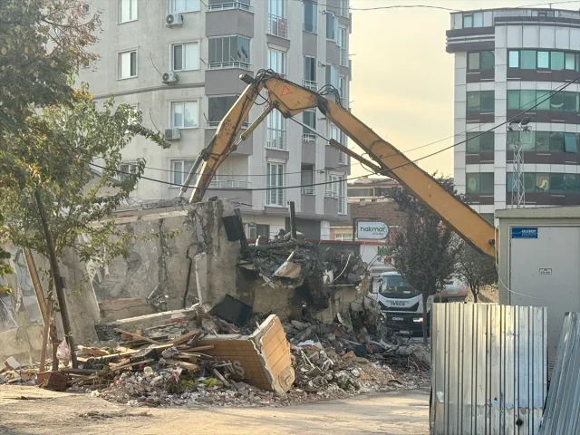 Kocaeli'deki Çöküş Sonrası Kurtarma Operasyonu Hız Kesmeden Devam Ediyor