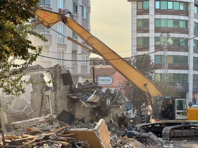 Kocaeli'deki Çöküş Sonrası Kurtarma Operasyonu Hız Kesmeden Devam Ediyor