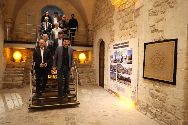 Mardin'de ipek eşarp koleksiyonu sanatseverlerle buluştu