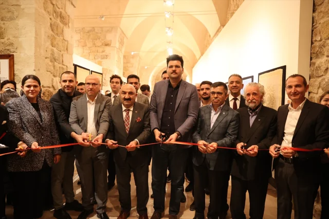 Mardin'de ipek eşarp koleksiyonu sanatseverlerle buluştu