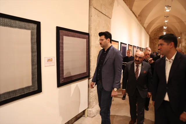 Mardin'de ipek eşarp koleksiyonu sanatseverlerle buluştu