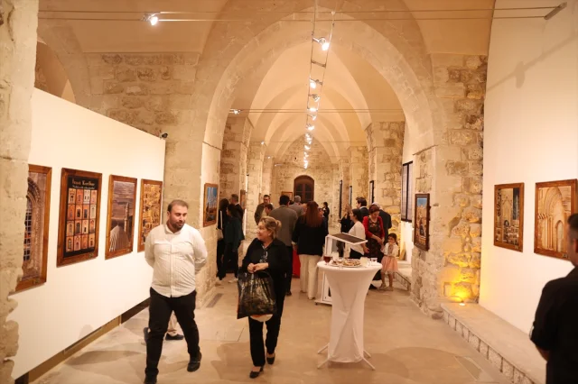 Mardin'de ipek eşarp koleksiyonu sanatseverlerle buluştu