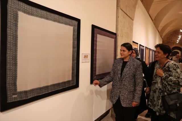 Mardin'de ipek eşarp koleksiyonu sanatseverlerle buluştu