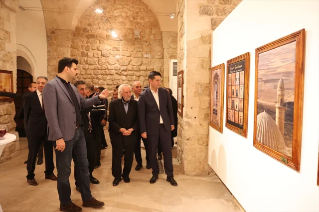 Mardin'de ipek eşarp koleksiyonu sanatseverlerle buluştu