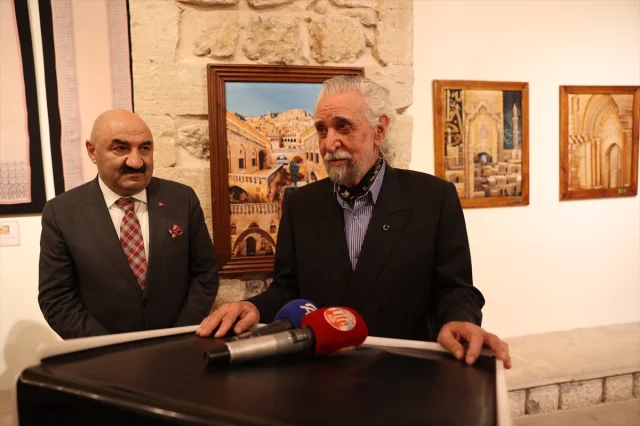 Mardin'de ipek eşarp koleksiyonu sanatseverlerle buluştu