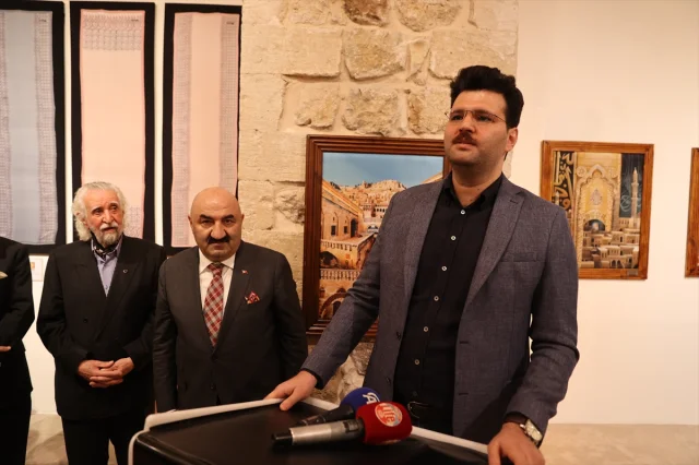 Mardin'de ipek eşarp koleksiyonu sanatseverlerle buluştu