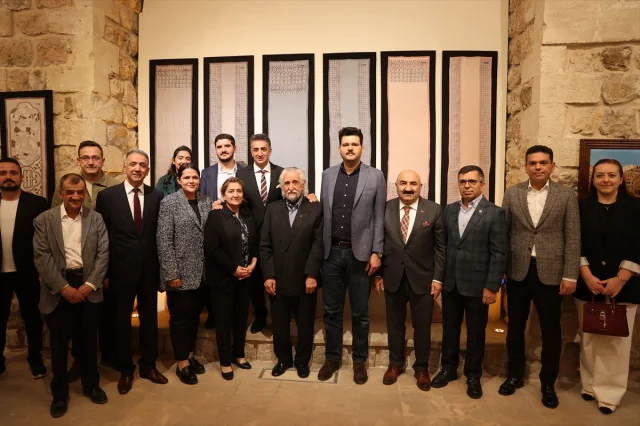 Mardin'de ipek eşarp koleksiyonu sanatseverlerle buluştu