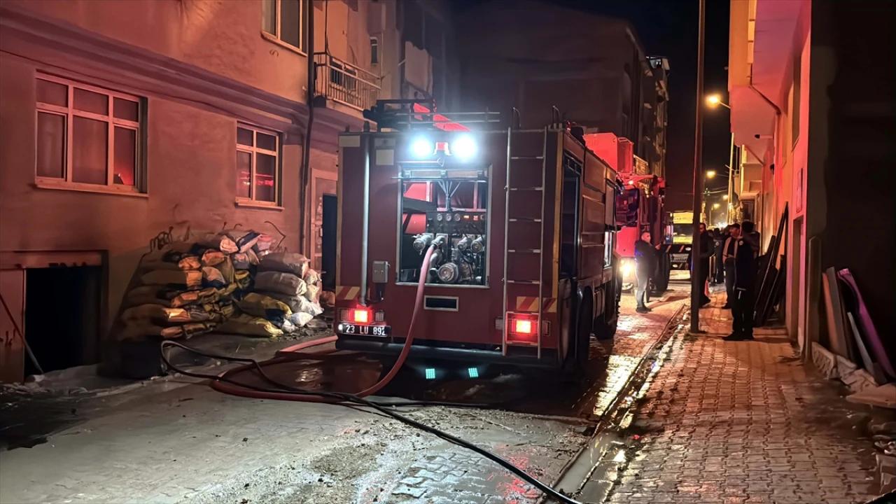 Elazığ'da Yangın Paniği: Çatı Alev Aldı, Ekipler Seferber Oldu