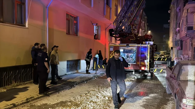 Elazığ'da Yangın Paniği: Çatı Alev Aldı, Ekipler Seferber Oldu