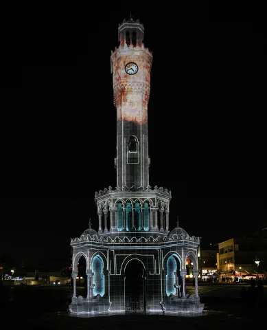 İzmir Saat Kulesi Işıklı Gösterisiyle Büyülüyor